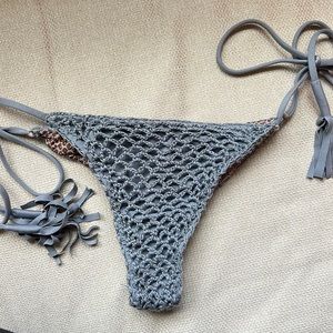 Acacia crochet polihale bottom in platinum